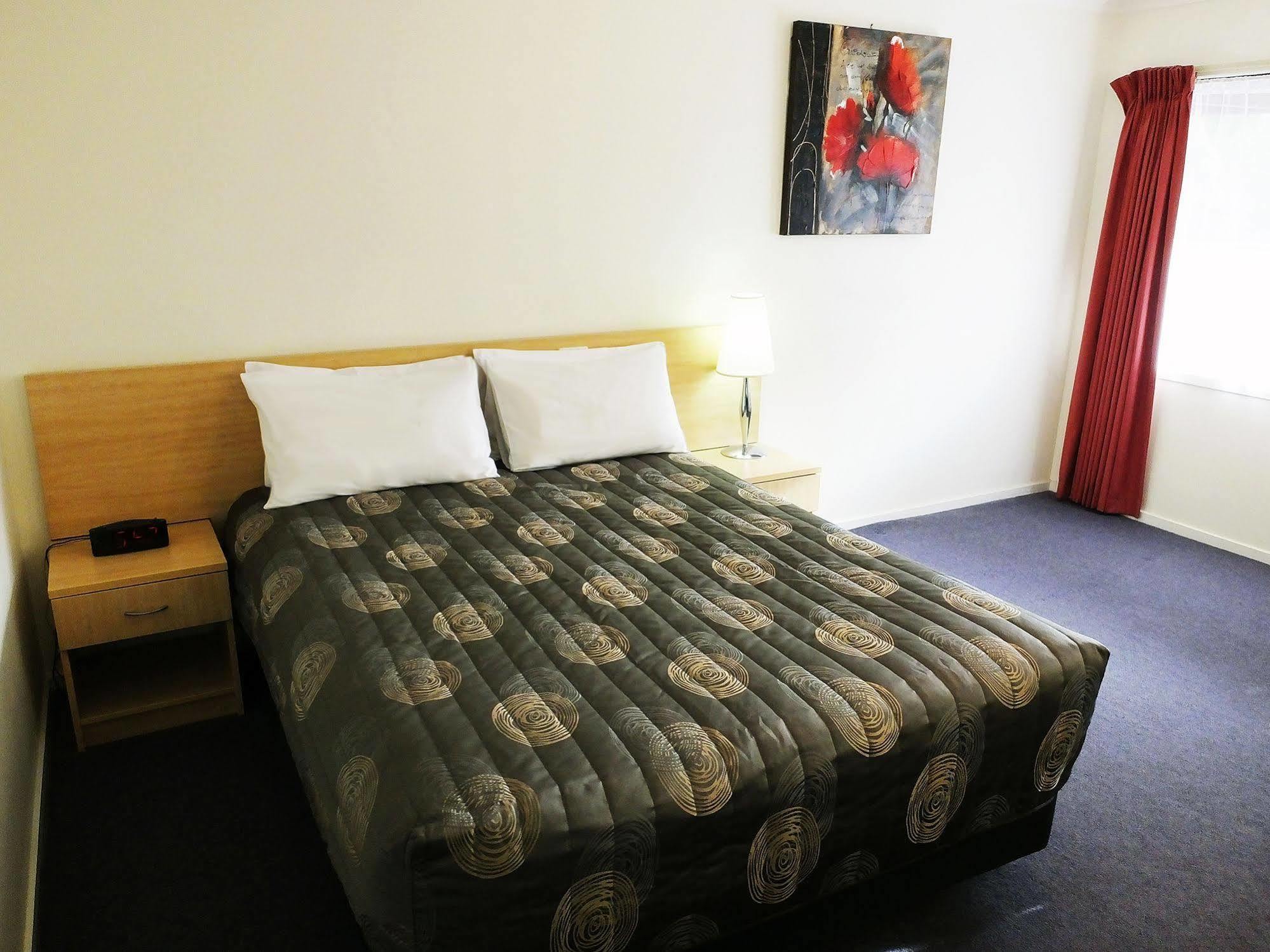 Edinburgh Motor Inn Уоррагул Экстерьер фото