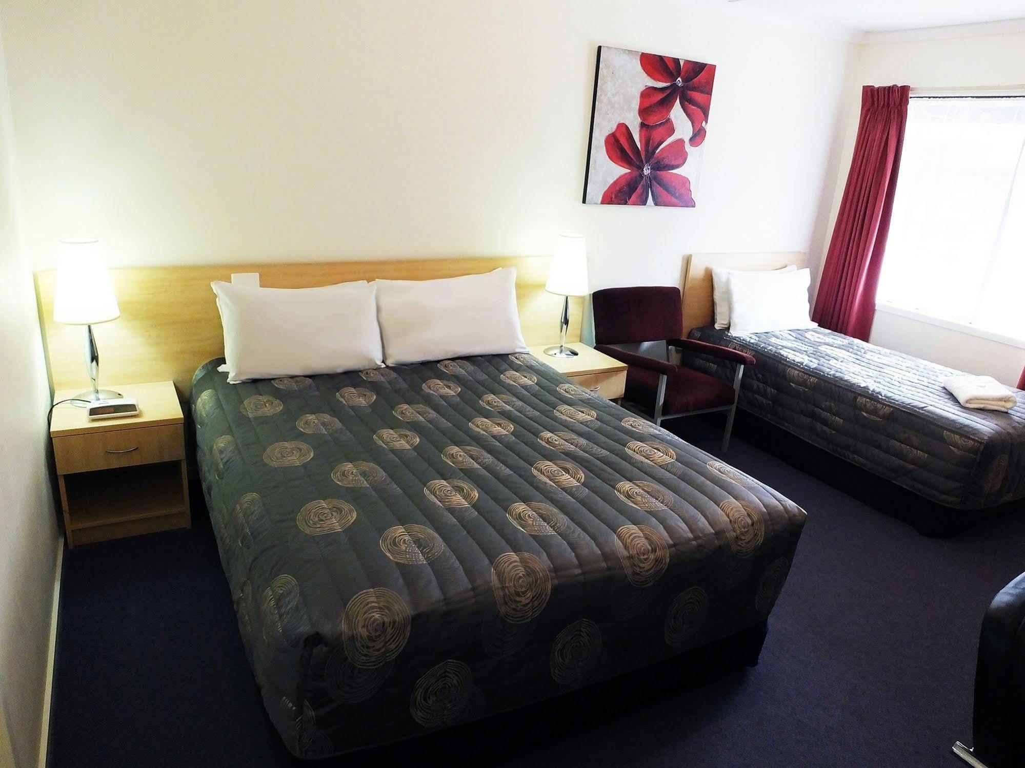Edinburgh Motor Inn Уоррагул Экстерьер фото